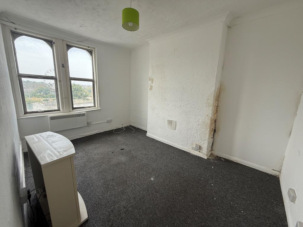 Lot: 40847 - TO BE OFFERED IN OUR DECEMBER AUCTION - FREEHOLD BLOCK FOR INVESTMENT - Flat C Living room